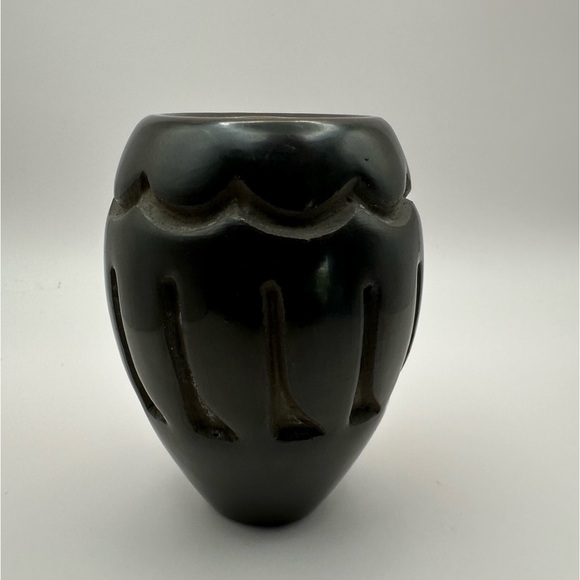 Santa Clara Pueblo Blackware Pottery by Elaine Salazar โ 3.5" Carved Vase - Picture 5 of 12